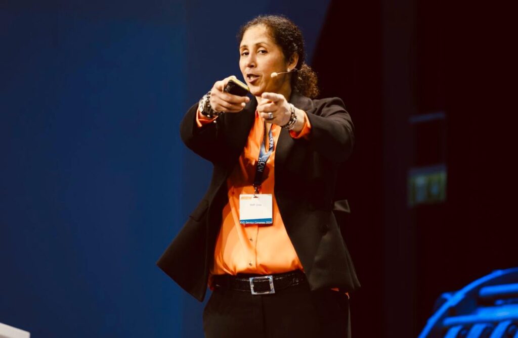 Steffi Jones bei einer Keynote auf der Bühne